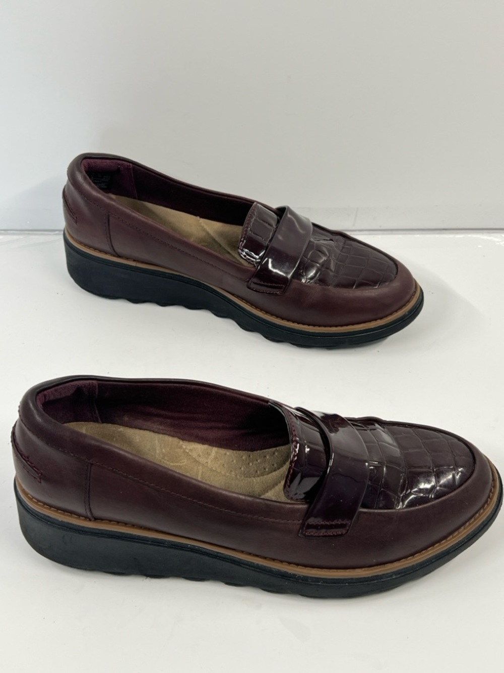 CLARKS Women’s 7.5 Burgundy Leather and Patent Leather Slip On - Picture 7 of 9
